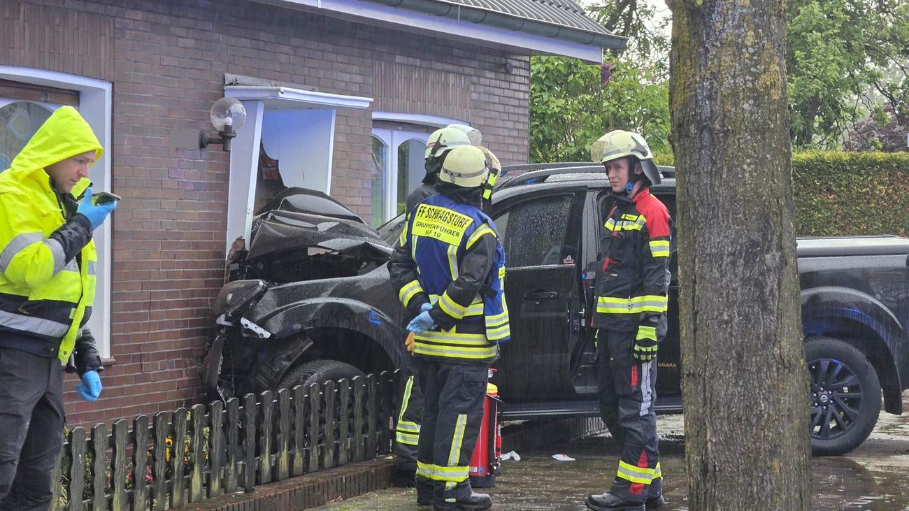 Ermittlungen laufen: Angetrunkene Frau kracht mit Auto in Haus