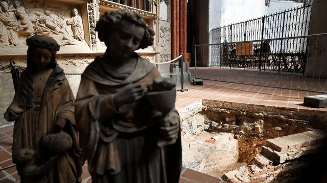 Bild: Ausgrabungen in der Kirche: Archäologen hoffen auf Sensationsfund unter St. Marien