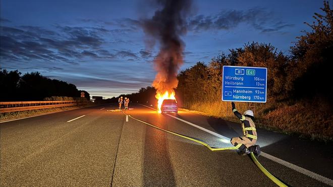 Fahrzeugbrand: Die Aufräumarbeiten auf der A81 dauern an. (Symbolbild)