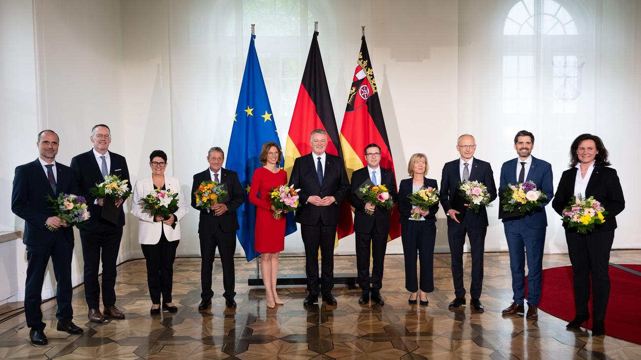 Neues Kabinett: Das Regierungsteam hat seine Urkunden