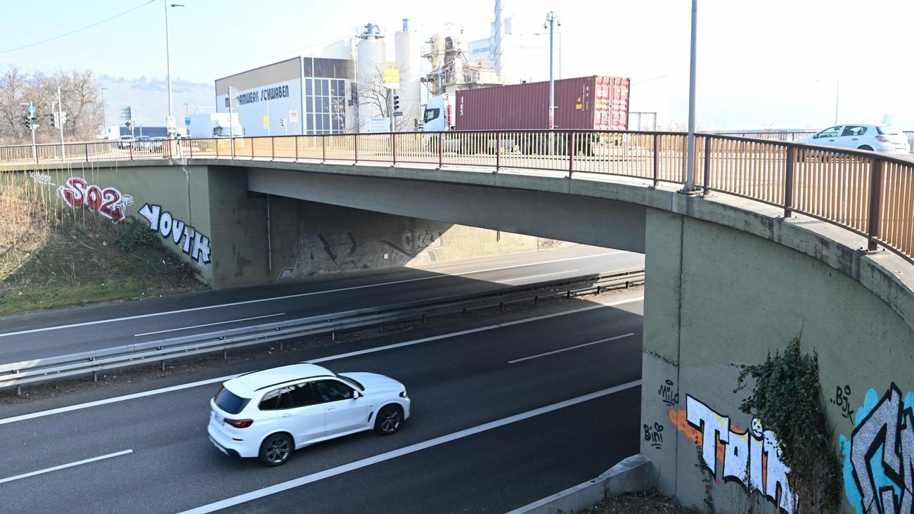 Autos beschädigt: Kinder werfen Steine auf Bundesstraße