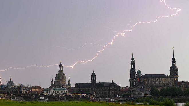 Bis zu 22 Grad: Ein Blitz zuckt über die Altstadt in Dresden. Im Laufe der Woche soll es immer wieder regnen und gewittern. (Symbolbild)