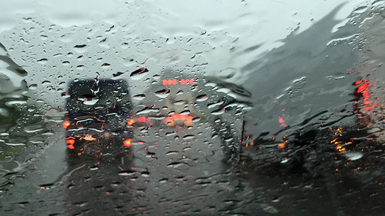 Unfallserie: Unfälle auf A7 bei Regen - ein lebensgefährlich Verletzter