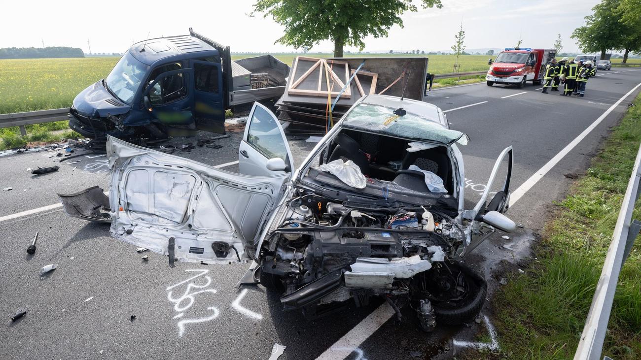 Schwerer Unfall: Autos stoßen frontal zusammen – sechs Menschen verletzt