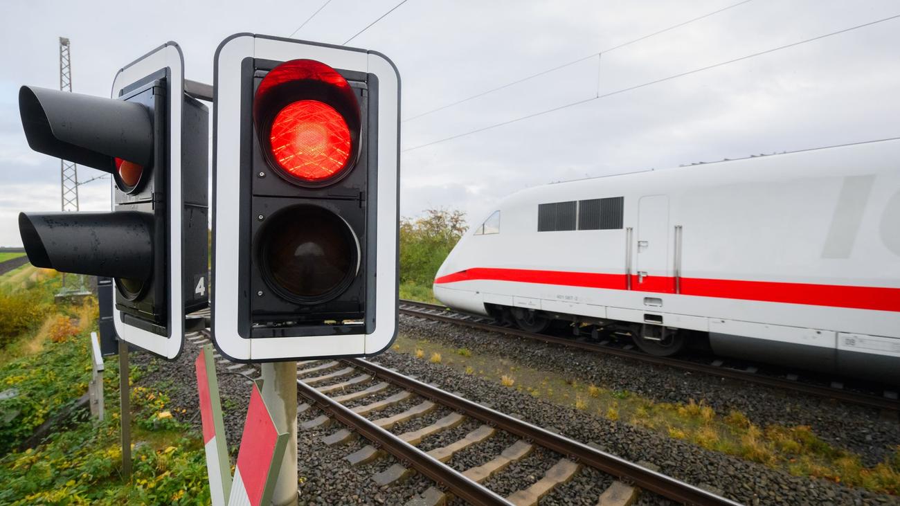 Folgen für viele Bahnreisende: Bahnverkehr nach Lkw-Unfall im Raum Düsseldorf gestört