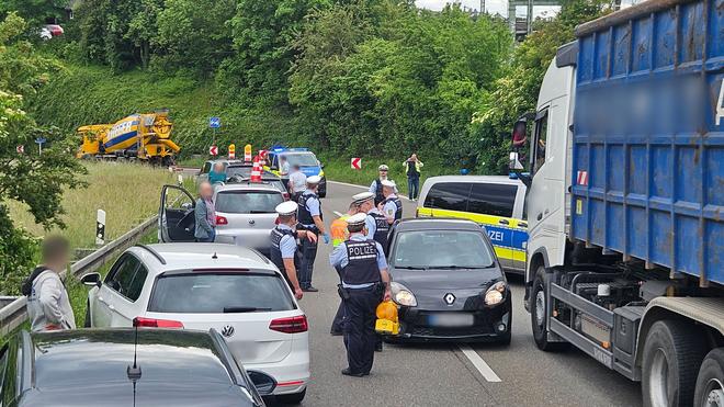 Bundesstraße 10: Der Fahrer und die beiden Insassen wurden vorläufig festgenommen. (Symbolbild)