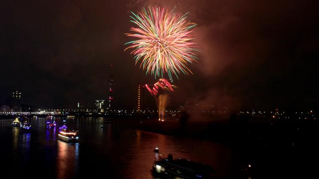 Farbenfroher Besuchermagnet: Japanisches Feuerwerk «voller Lebensfreude» in Düsseldorf