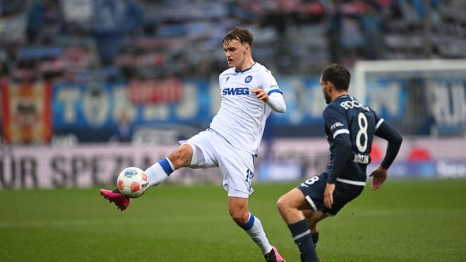2. Fußball-Bundesliga: Der Karlsruher SC zieht bei Paul Scholl (l) die Kaufoption. (Archivbild)
