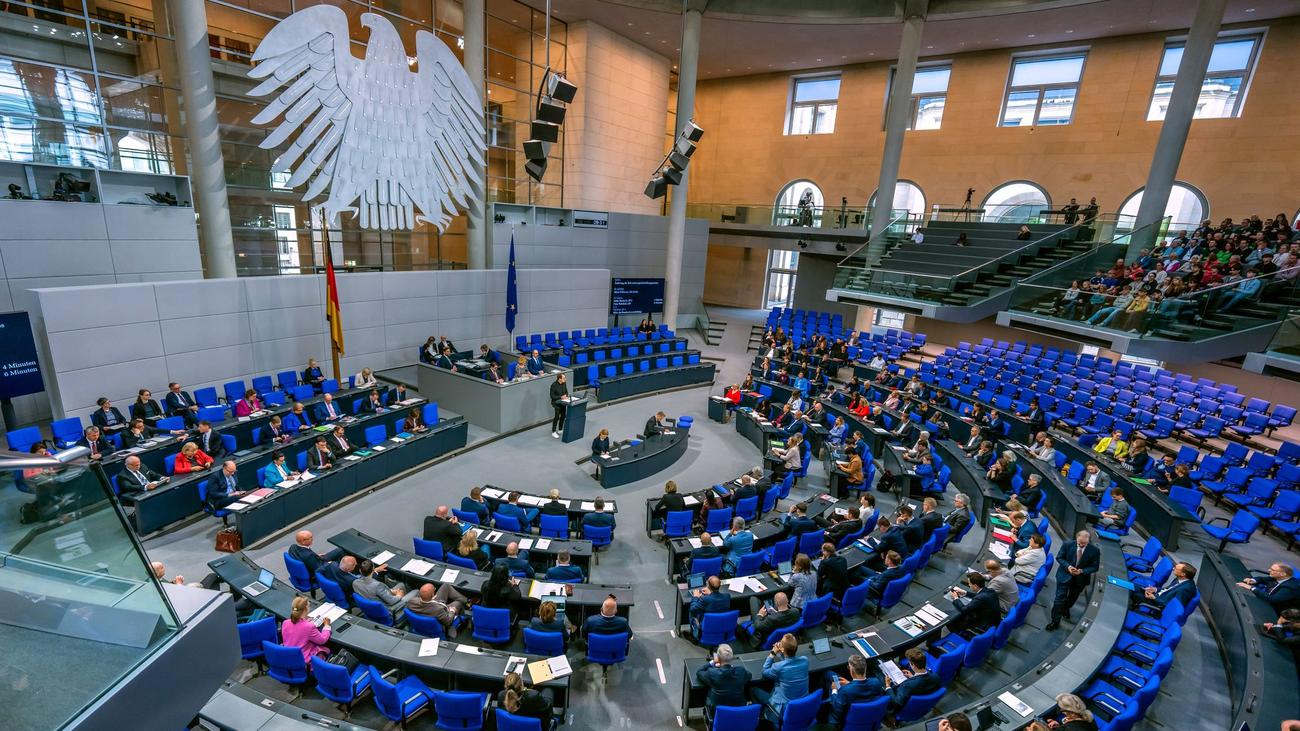 Mehr Geld für Abgeordnete?: Koalition sucht Zeitpunkt für Verzicht auf Diätenerhöhung