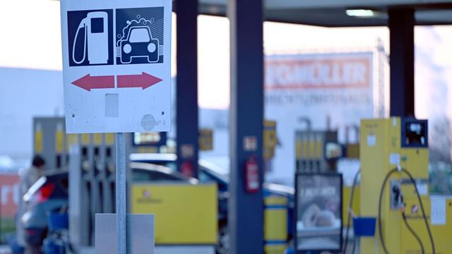 Verbraucherschutz: Mehr als 400 Tankstellen verstoßen gegen 12-Uhr-Regel