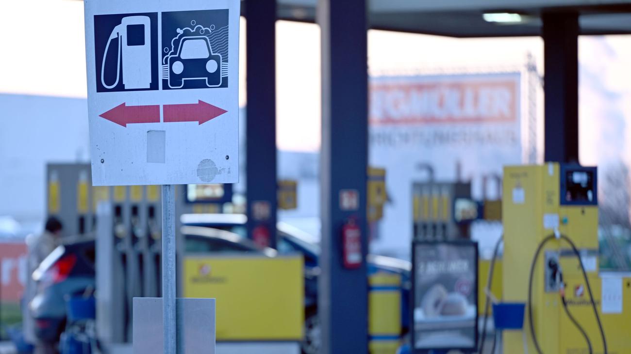 Verbraucherschutz: Mehr als 400 Tankstellen verstoßen gegen 12-Uhr-Regel