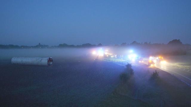 Unfall: Schwertransporter kippt um - Windradsegment rollt auf Feld
