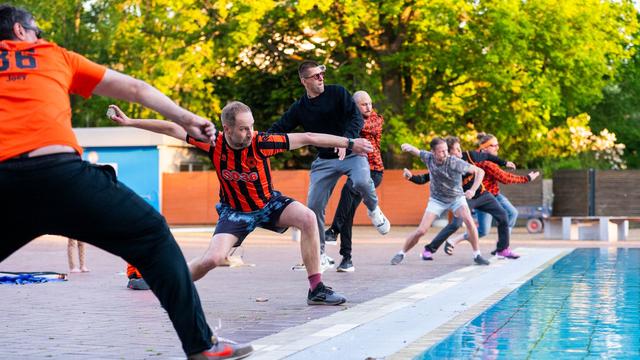 Sommerbad Kreuzberg: Steinewerfen als Sport: Titschern im Freibad