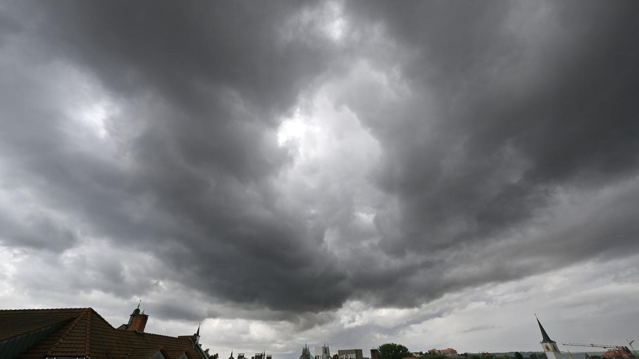 Gewitter drohen: Wetter bleibt grau und nass - kaum Sonne in Sicht