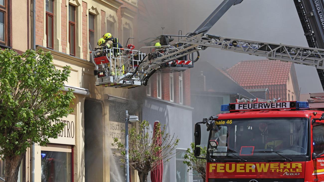 Feuerwehr vor Ort: Großbrand in Thale – Gebäude im Stadtzentrum evakuiert