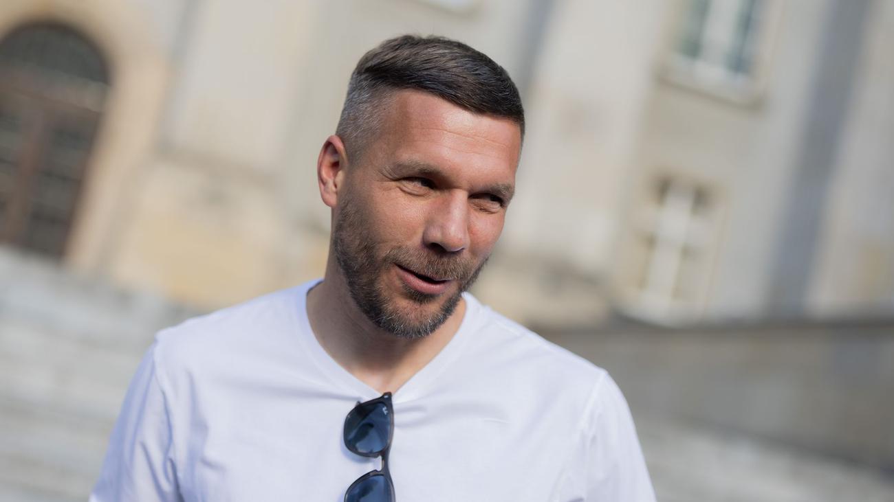Fußball: Podolski will Club übernehmen: «Jetzt kaufe ich den Rest»