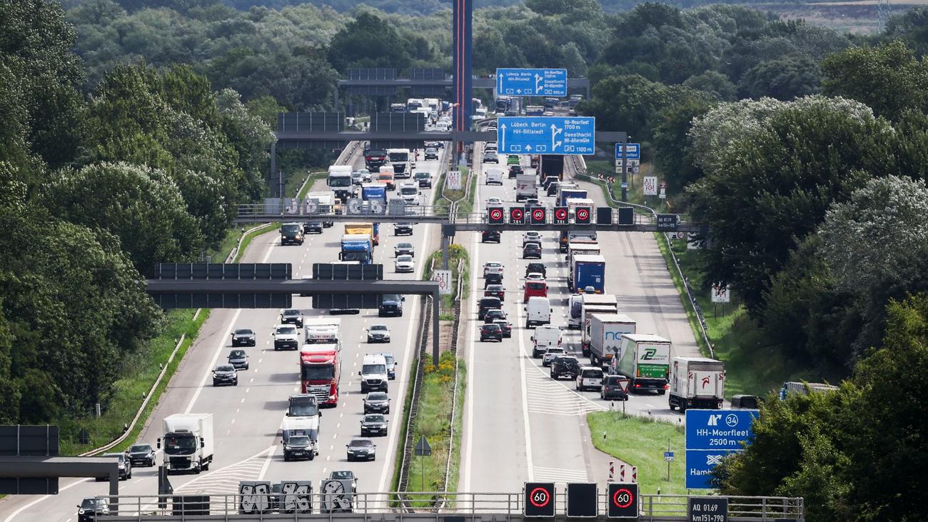Reiseverkehr: Sperrungen auf A1 und A23 - Staus zu Pfingsten erwartet