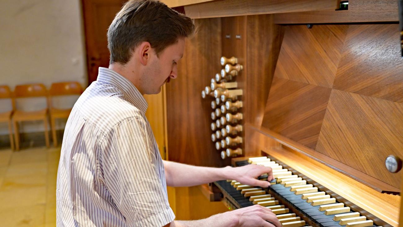 Social-Media-Star Orgel-Willi: Willi will's wissen - und spielt Rapsongs auf der Orgel