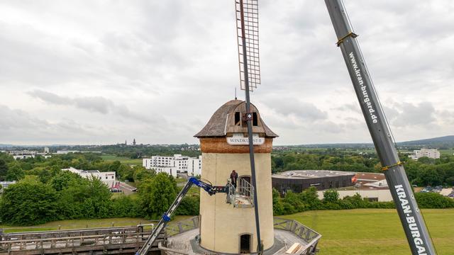 Großer Moment in Bad Nauheim: Windmühle hat nach 200 Jahren wieder Flügel