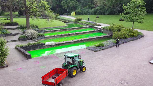Farbe im Wasser: Aktivisten protestieren mit grünen Brunnen gegen Gaspolitik