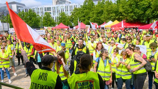 Tarifkonflikt: Ernährungsindustrie demonstriert in Magdeburg für Westlöhne