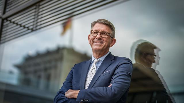 Gesellschaft: Kulturstaatsminister warnt vor Bedrohung der Demokratie