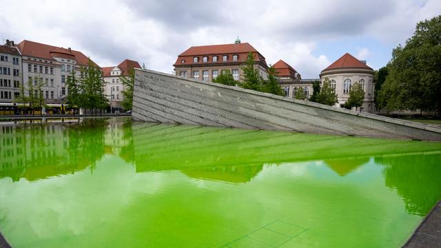 Extinction Rebellion: Protest gegen Gaspolitik: Brunnen leuchten bundesweit grün