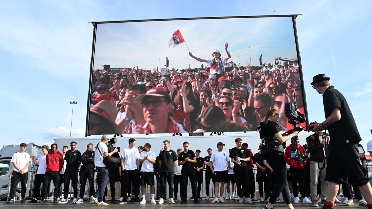 Nach Europa-League-Finale: Trotz Niederlage: Freiburger nach Rückkehr gefeiert