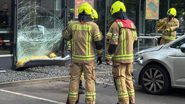Reinickendorf: Auto fährt in Berliner Supermarktfassade – zwei Verletzte