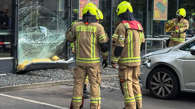 Reinickendorf: In einem Berliner Supermarkt ist ein Auto in die Glasfassade gekracht.