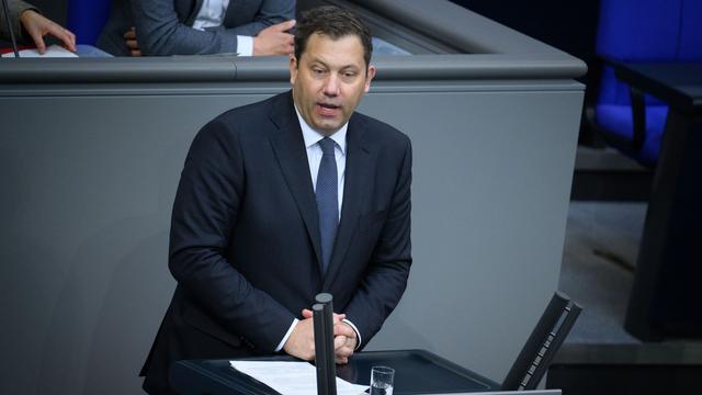 Debatte über Einsparungen: Klingbeil offen für Sparen mit Spahns «Rasenmäher-Methode»