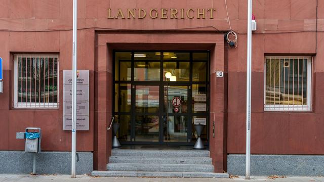 Mann in Untersuchungshaft: Mordprozess begonnen – Ehefrau mit 43 Stichen getötet?