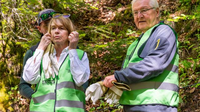 Ehrentag: Steinmeier würdigt Ehrenamt – und packt beim Wegebau mit an