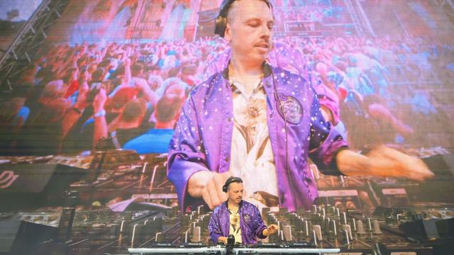 Dresden: Tausende feiern mit DJ Purple Disco Machine im Zwinger