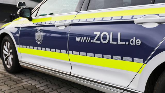 Einsatz in Großhandelsbetrieb: Zoll entdeckt Schlafplätze und gefälschte Ausweise