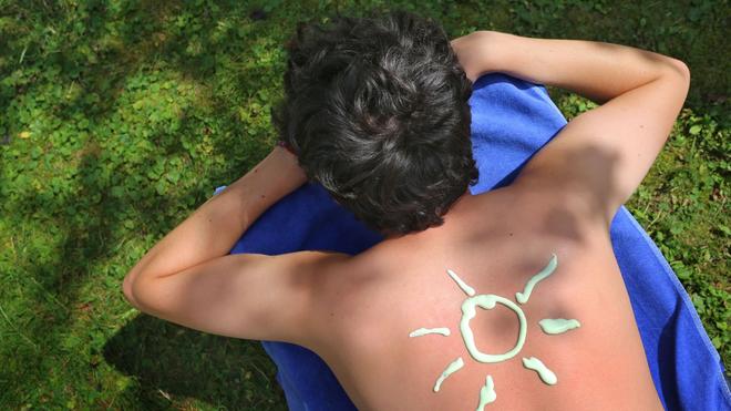 Wetter in Bayern: Am Pfingstwochenende soll es heiß werden in Bayern. Wer baden geht, sollte die Sonnencreme nicht vergessen. (Symbolbild)