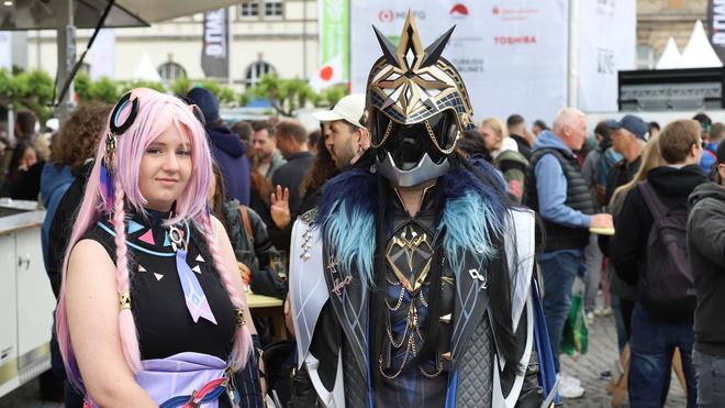 Farbenfrohes Spektakel: Viele junge Leute kommen in farbenfrohen Kostümen zum Japantag. (Archivbild)