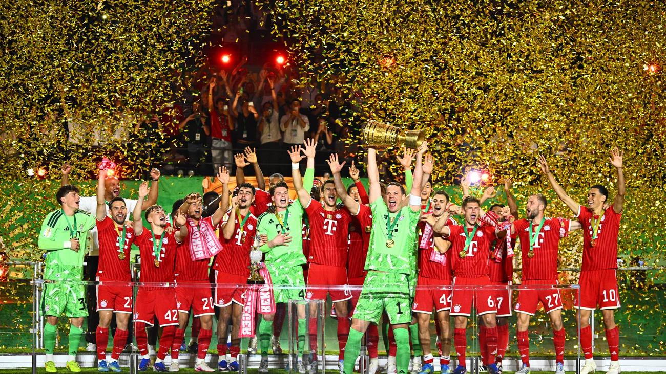 Bayern-Party: Neuer feiert DFB-Pokalsieg ausgelassen auf dem Rasen