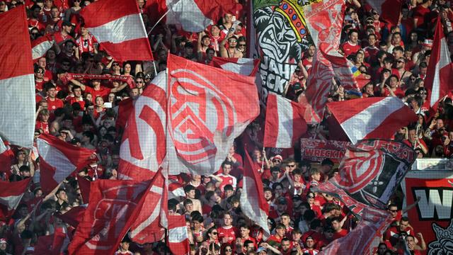Relegation um 2. Bundesliga: Pfosten auf der Tribüne: Essen-Fans mit verrückter Aktion