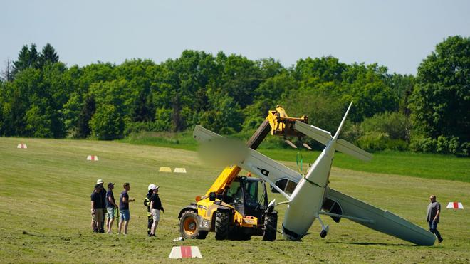 Missglückte Landung: Beim Landen ist ein Pilot im Westerwald leicht verletzt worden.