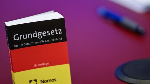 Verfassung und Ehrenamt: Politiker mahnen zum Schutz des Grundgesetzes