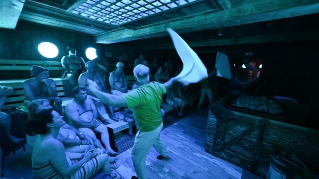 Wettbewerb an der Nordseeküste: Sauna-Aufgießer schwitzen bei Meisterschaft in Ostfriesland