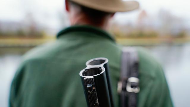 Schuss löst sich: Unfall mit Gewehr – Jäger schwer an der Hand verletzt