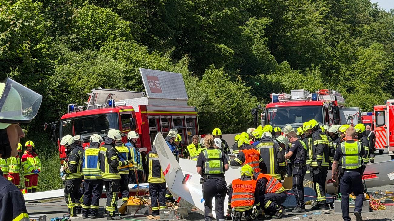 Flugunfall bei Olpe: Absturz von Segelflugzeug auf A45 - Ursache noch unklar