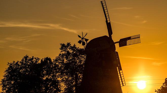 Fotografie: Die Sonne geht hinter der Turmholländermühle in Dörrwalde unter.