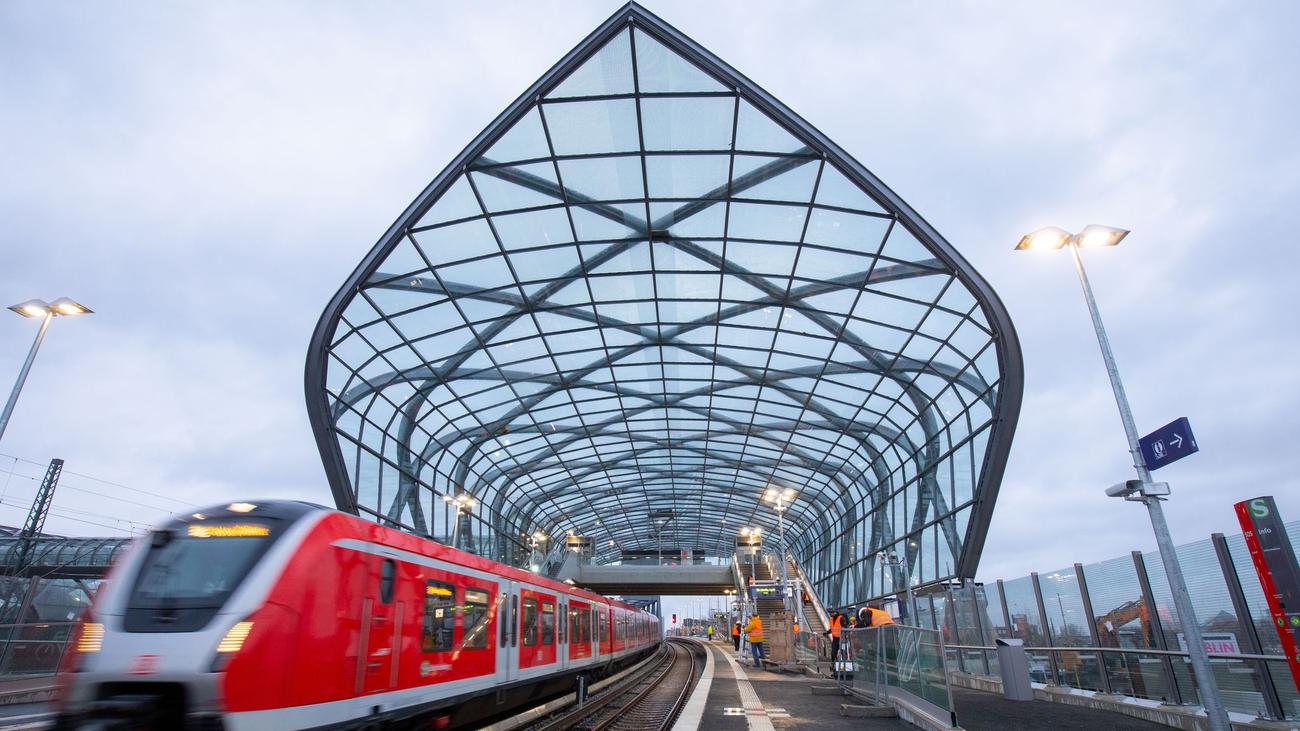 Kriminalität: Frau in Hamburger S-Bahn mutmaßlich belästigt