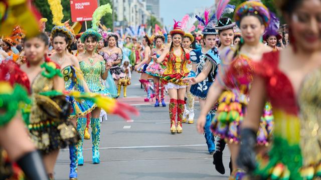Straßenumzug in Berlin: Großer Umzug zum Karneval der Kulturen in Friedrichshain