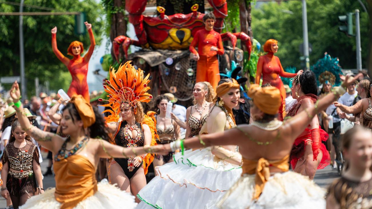 Straßenfeiern: Karneval der Kulturen: Großer Umzug zieht durch Berlin