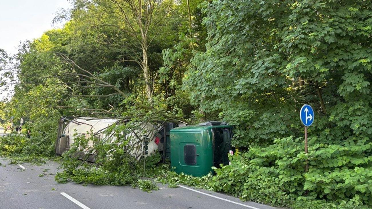 Unfall bei Gladbeck: Transporter mit Acrylsäure nach 21 Stunden geborgen