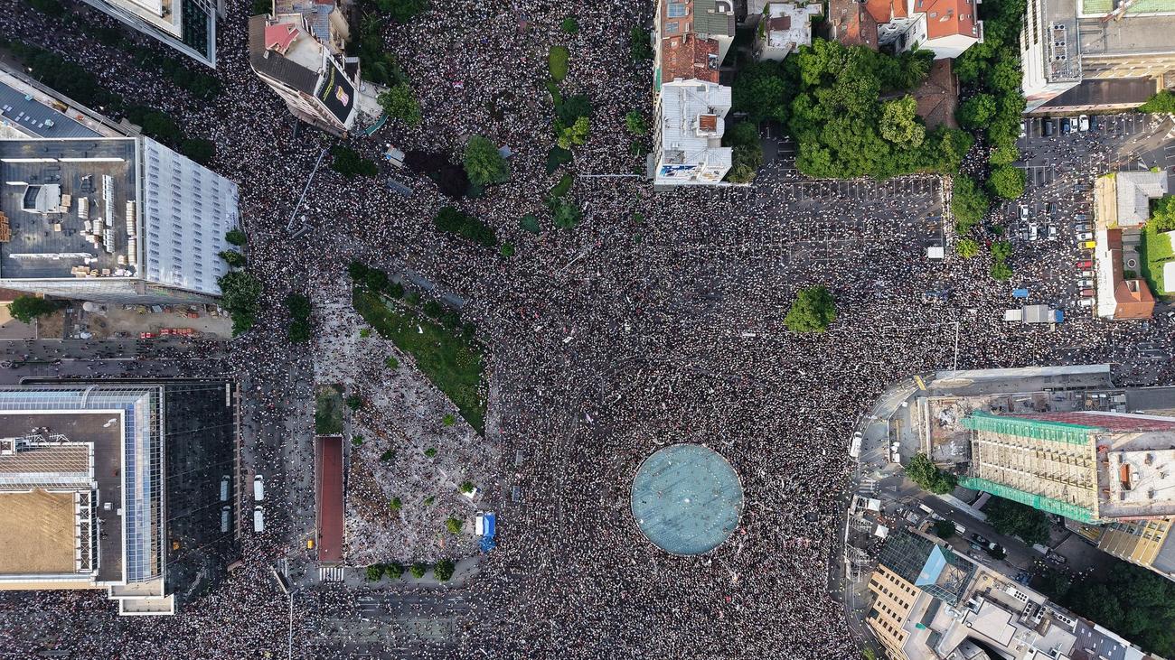Demonstration in Serbien: Zehntausende bei Massenprotest in Belgrad
